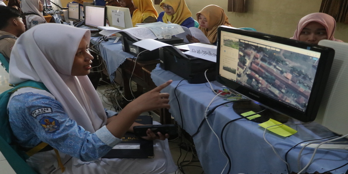 LIHAT JARAK: Siswa sedang melihat peta zonasi di pendaftaran PPDB di sekolah SMA 1 Kudus beberapa waktu lalu.