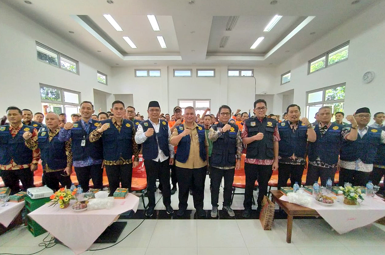 TAMBAH PERSONEL: Anggota kencana di sembilan kecamatan yang baru dilantik di Desa Menawan, Kecamatan Gebog, Kudus.