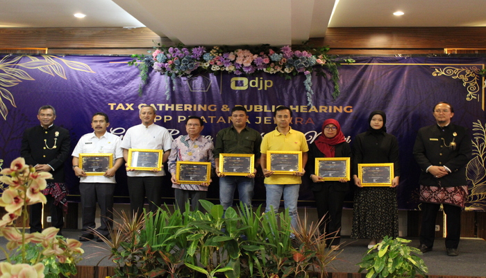APRESIASI: KPP Pratama Jepara memberi penghargaan bagi para wajib pajak atas Kontribusi Penerimaan dan Kepatuhan Pajak Terbaik Tahun 2023.