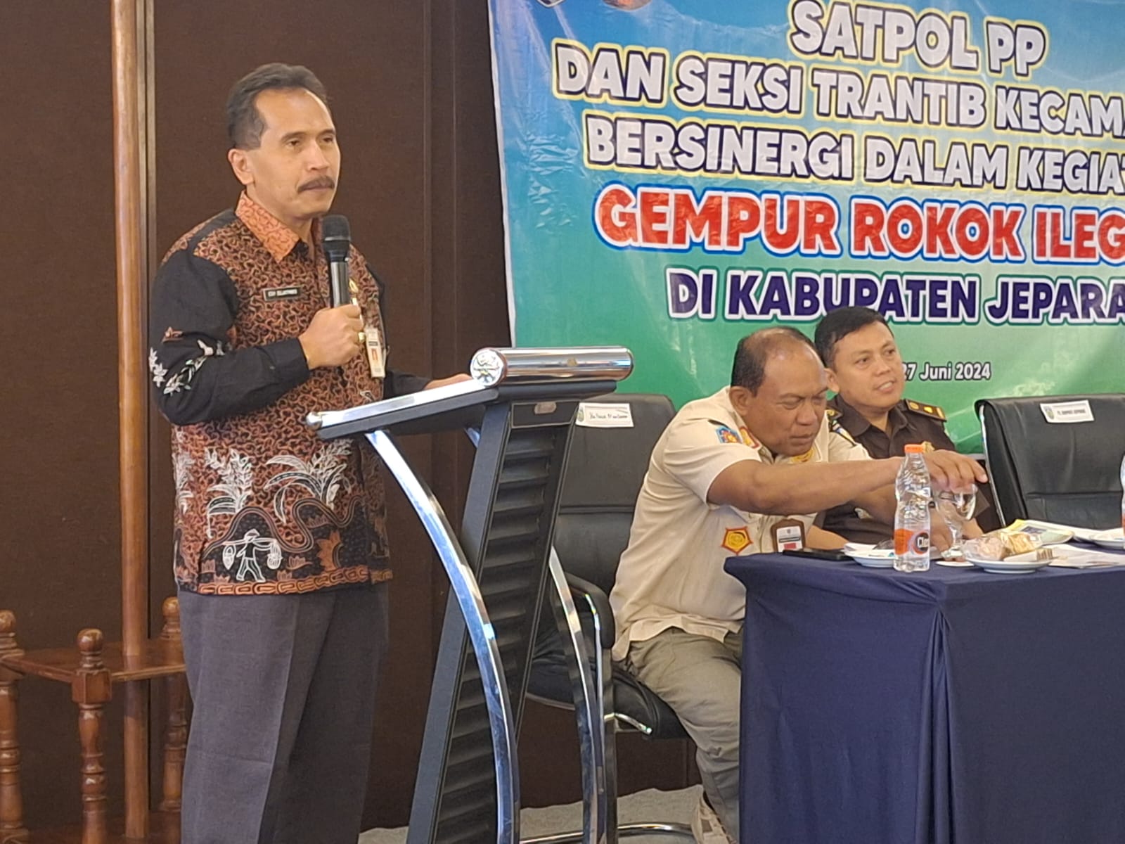 Sekda Jepara Edy Sujatmiko (batik coklat) memberikan penjelasan terkait larangan judi online.