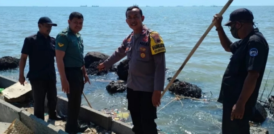 OLAH TKP: Petugas melakukan olah TKP ditemukannya potongan kaki manusia pada Kamis (27/6).