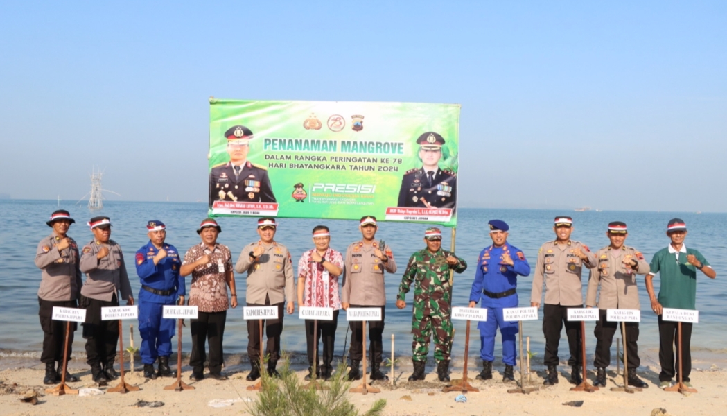 TANAM MANGROVE: Polres Jepara menggelar acara penanaman mangrove dan bersih bersih pantai dalam rangka memperingati Hari Bhayangkara ke-78.