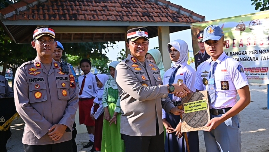 BEASISWA: Kapolres Jepara, AKBP Wahyu Nugroho Setyawan saat memberikan beasiswa kepada salah satu siswa di Jepara.