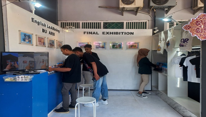 KREATIF: Pengunjung tilik stand pameran karya dari mahasiswa Unisnu Jepara yang akan diujikan sebagai tugas akhir
