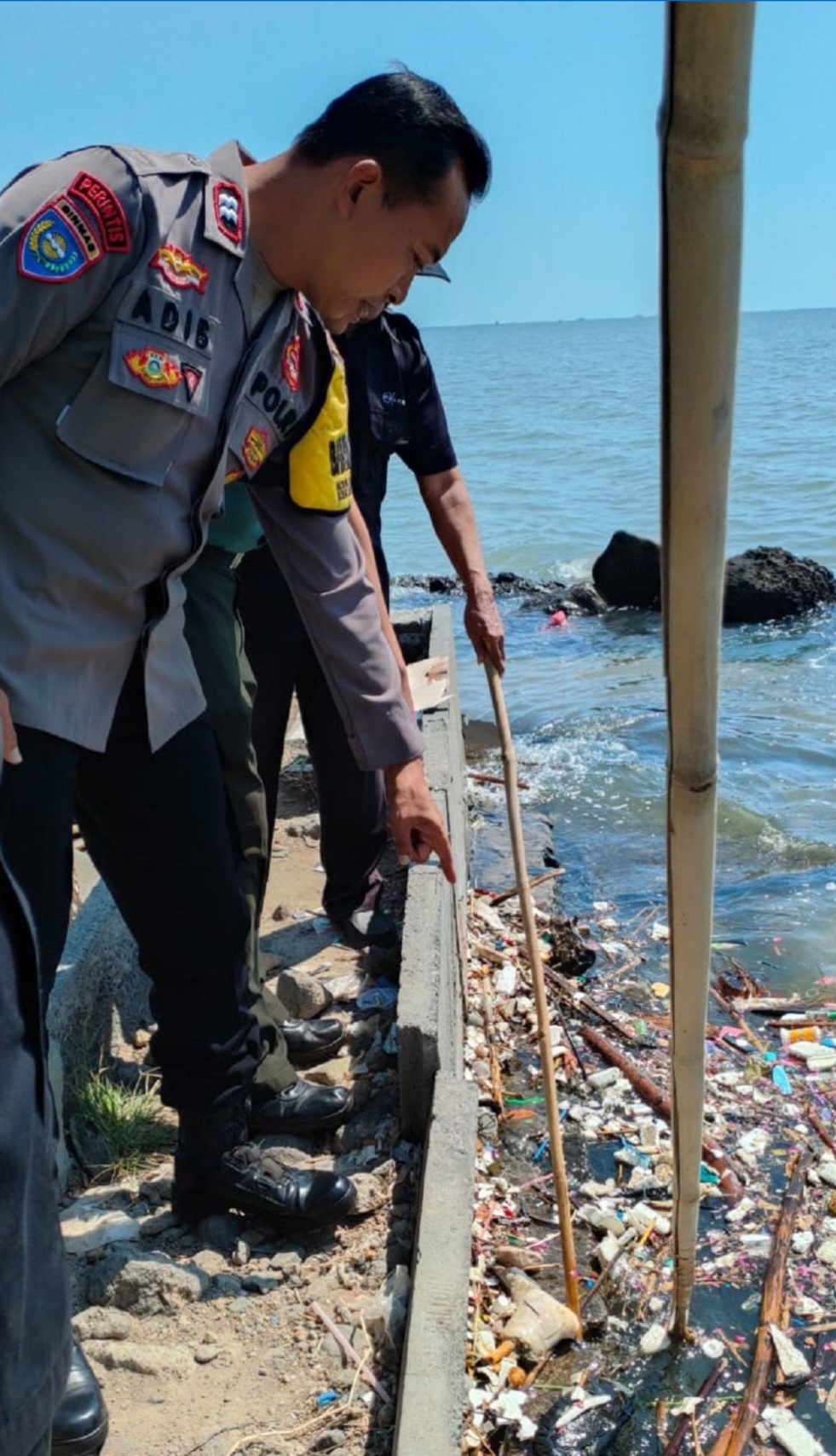 DIDUGA POTONGAN KAKI MANUSIA: Temuan potongan yang diduga kaki manusia di antara tumpukan sampah di tepi Pantai Marina, Semarang.