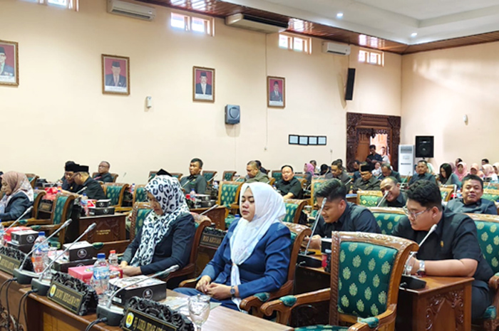 DENGARKAN PAPARAN: Anggota DPRD Grobogan mendengarkan pandangan fraksi Raperda tentang Rencana Pembangunan Jangka Panjang Daerah Kabupaten Grobogan 2025-2045.