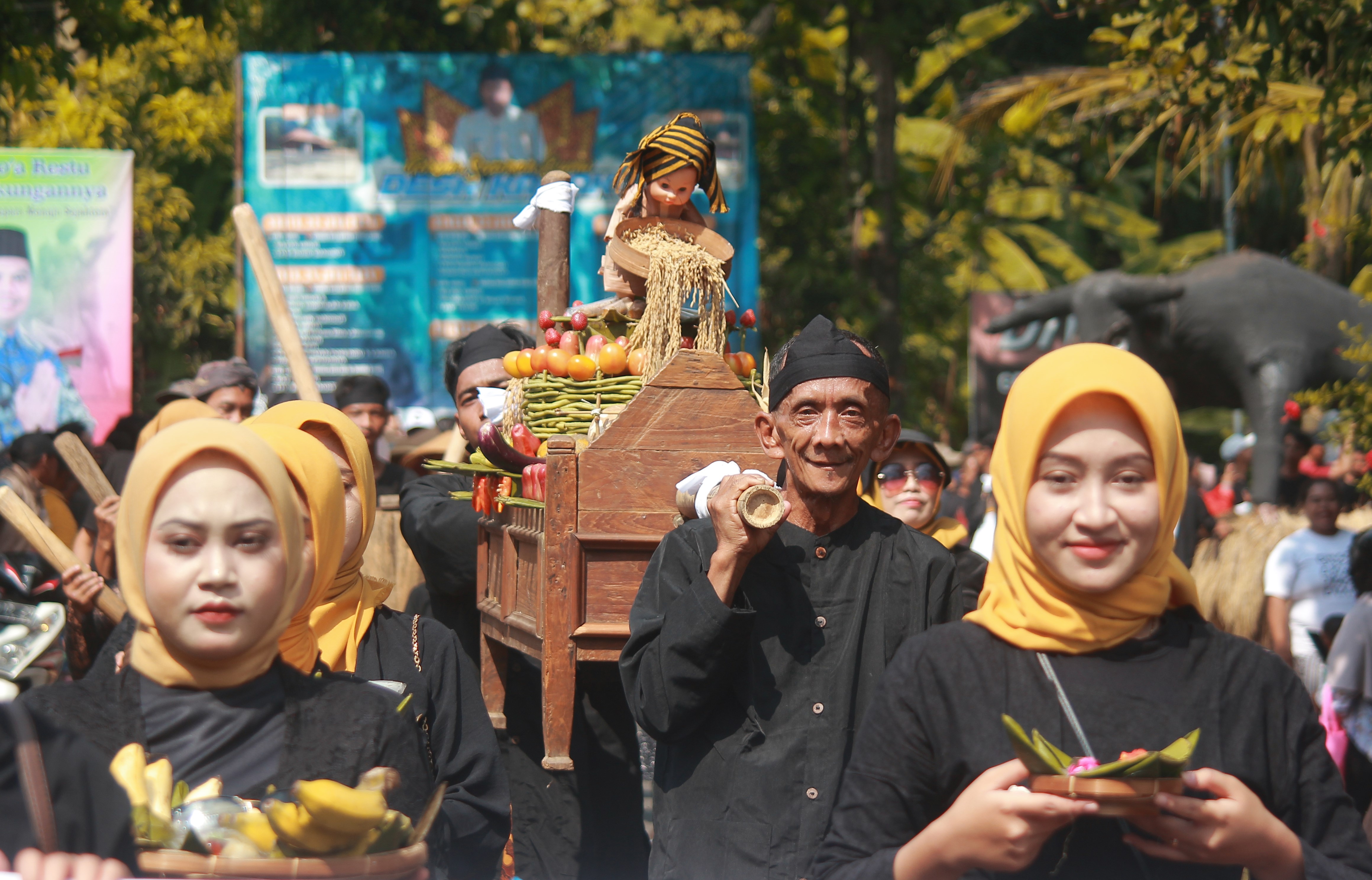 MERIAH: Warga Desa Kawak menggotong jondang dalam arak-arakan Festival Jondang Desa Kawak, Pakis Aji kemarin.