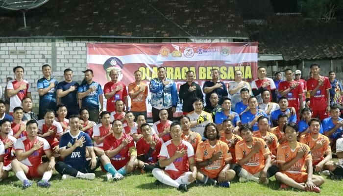 GOBYOS BARENG: Polres, Kodim, PWI dan BRI gobyos bareng olahraga bersama sepakbola di lapangan Desa Ngadem, Rembang Rabu malam lalu.