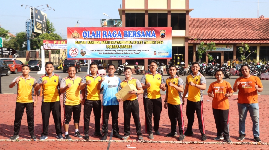 OLAHRAGA: Kepolisian Resor (Polres) Jepara menggelar olahraga bersama antara Polri dan TNI di halaman Mapolres setempat, Jumat (28/6/2024) pagi.
