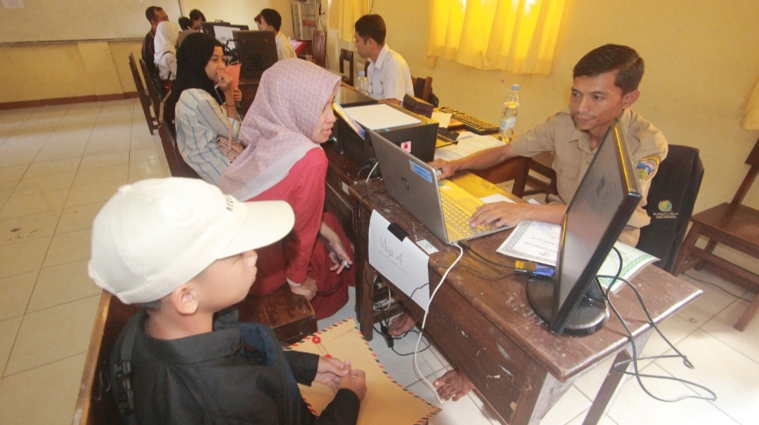 DIPERPANJANG: Beberapa calon peserta didik berkonsultasi dengan operator sekolah saat pelaksanaan PPDB SMP negeri Jepara belum lama ini.