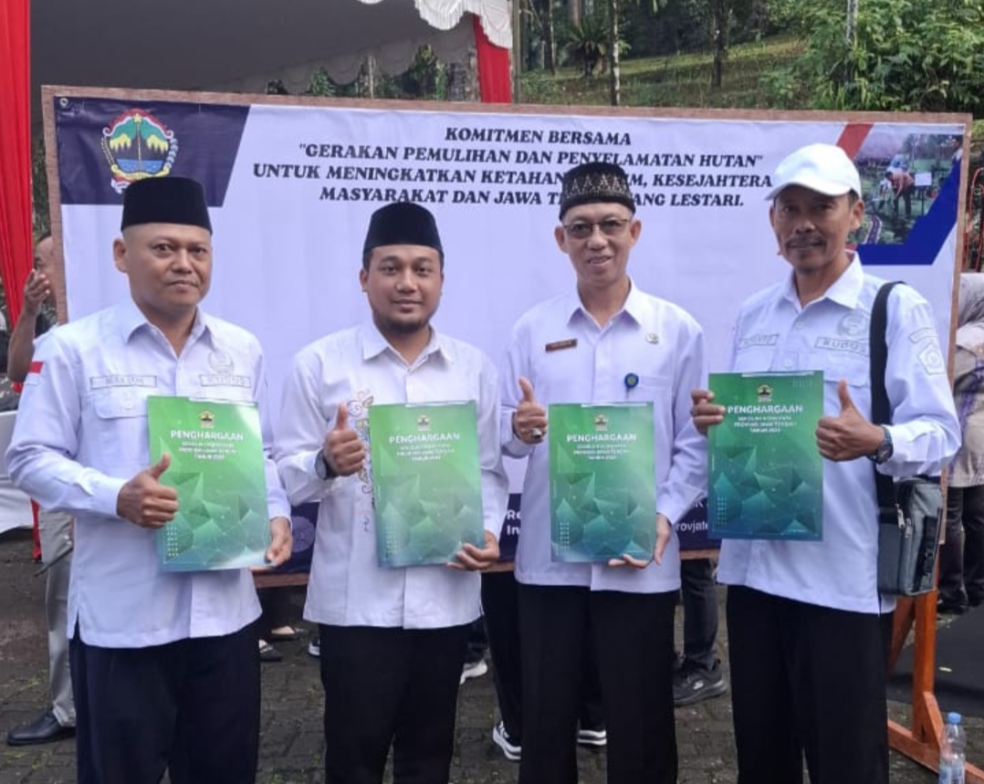 TERIMA PIAGAM: Empat guru perwakilan madrasah menerima penghargaan Adiwiyata tingkat Provinsi Jawa Tengah baru-baru ini.