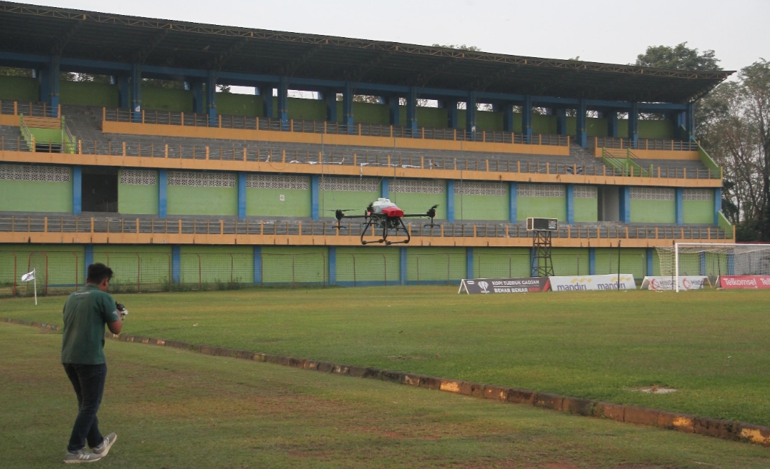 KEJAR TARGET: Upaya perawatan rumput Stadion Wergu Wetan untuk menyambut Liga 2.