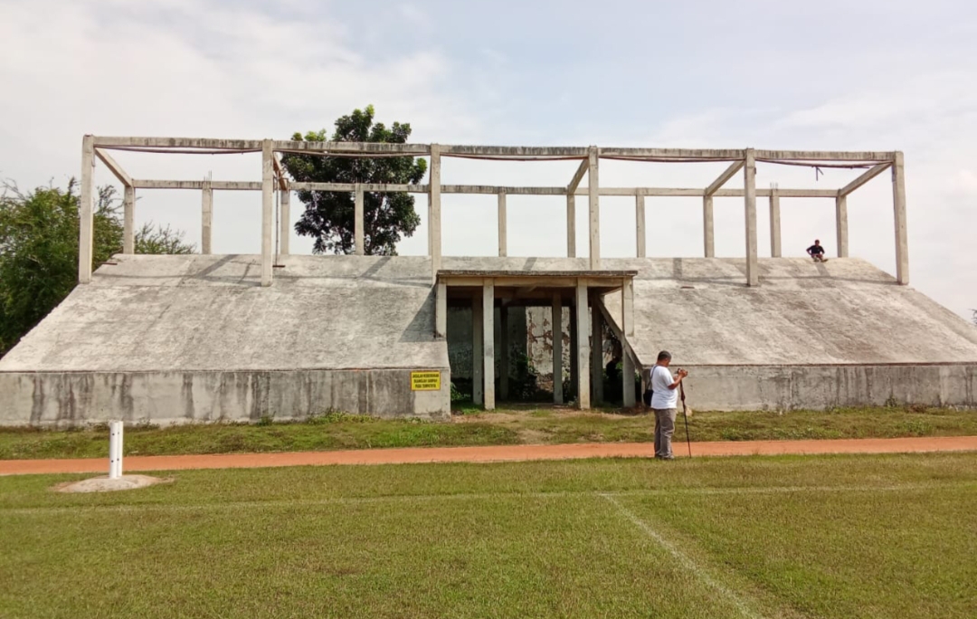 PEMBANGUNAN: Kondisi tribun stadion Krida Loka Jepon yang sampai saat ini masuk dalam tahap pembangunan.