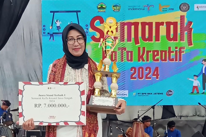 DAPAT PIALA: Kepala Disbudpar Kudus Mutrikah memegang tropi dan juara I saat mengikuti event Semarak KaTa Kreatif 2024 tingkat Jawa Tengah baru-baru ini.