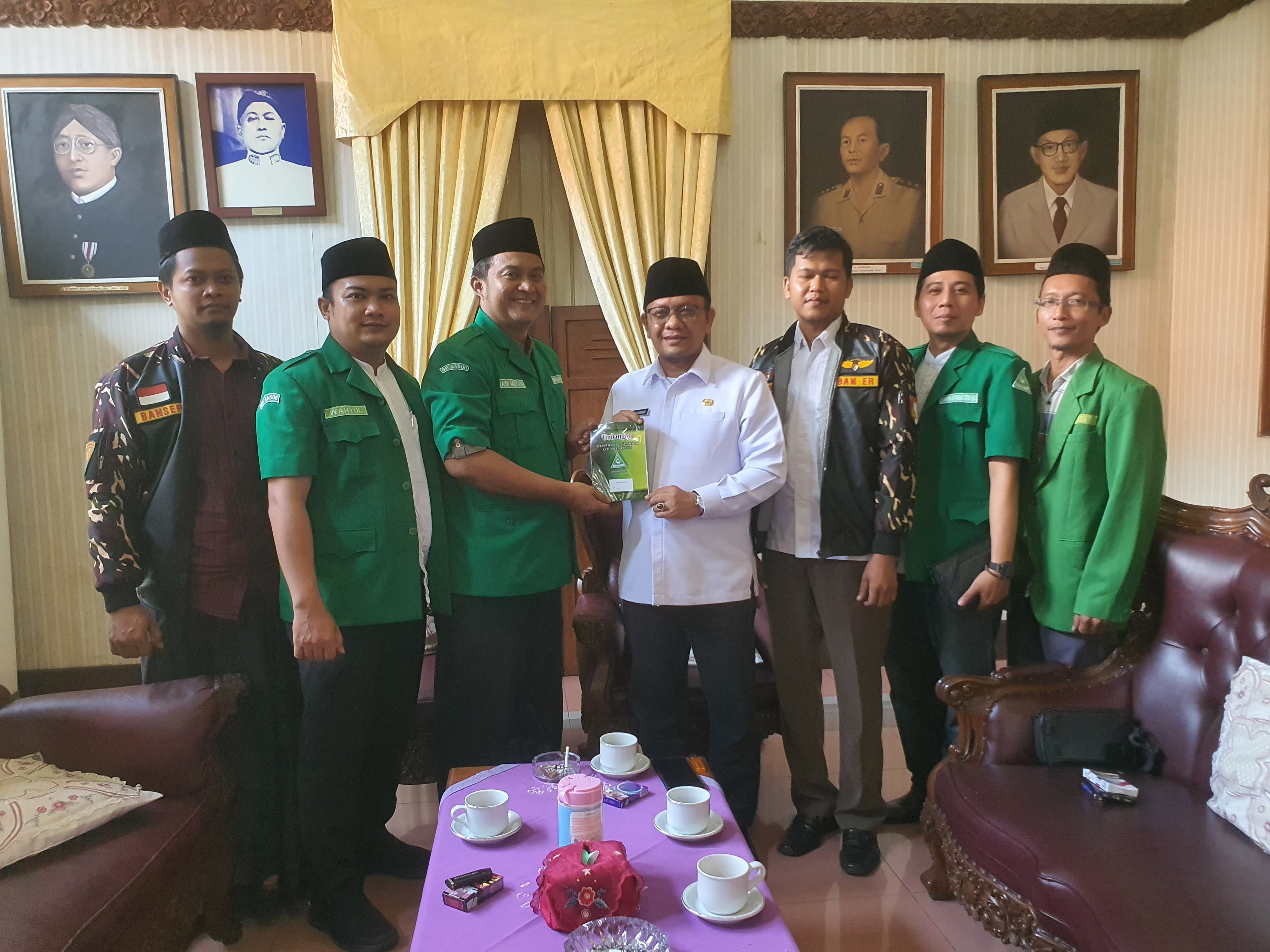 BERSINERGI: Ketua GP Ansor Kudus Arif Mustain didampingi sejumlah pengurus bertemu Penjabat (Pj) Bupati Kudus M Hasan Chabibie di pendapa setempat kemarin (28/6).