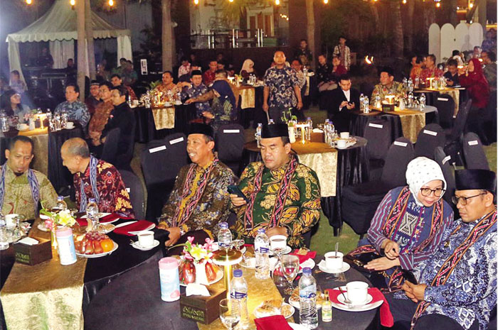 SYAHDU: Para tamu undangan menikmati acara Radar Kudus Award 2024 yang digelar outdoor di Hotel D&rsquo;season wilayah Pantai Bandengan, Jepara.