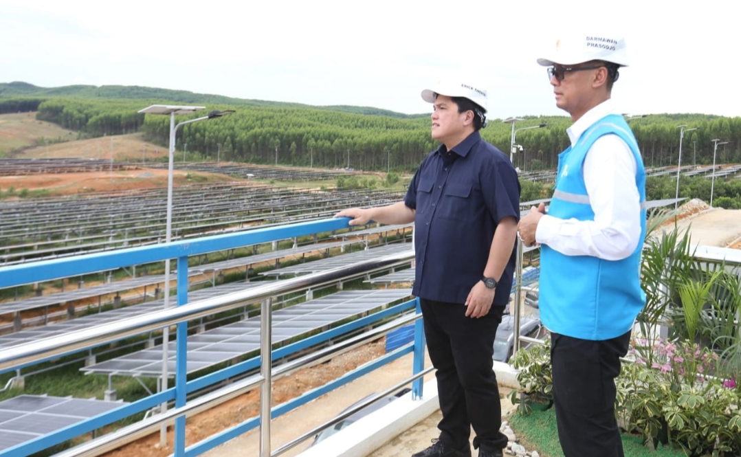 Menteri BUMN Erick Thohir (kiri) bersama Dirut PLN Darmawan Prasodjo meninjau PLTS Ibu Kota Nusantara, di Penajam Paser Utara, Kalimantan Timur, Sabtu (29/6).