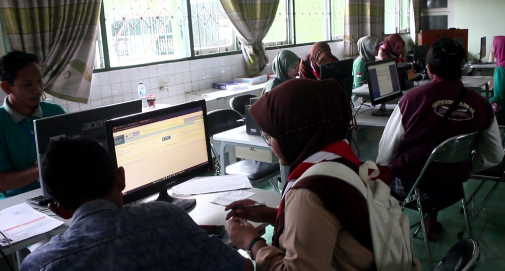 SIBUK: Siswa saat melakukan proses pendaftaran seagai peserta didik baru ke SMA Negeri 1 Jepon.