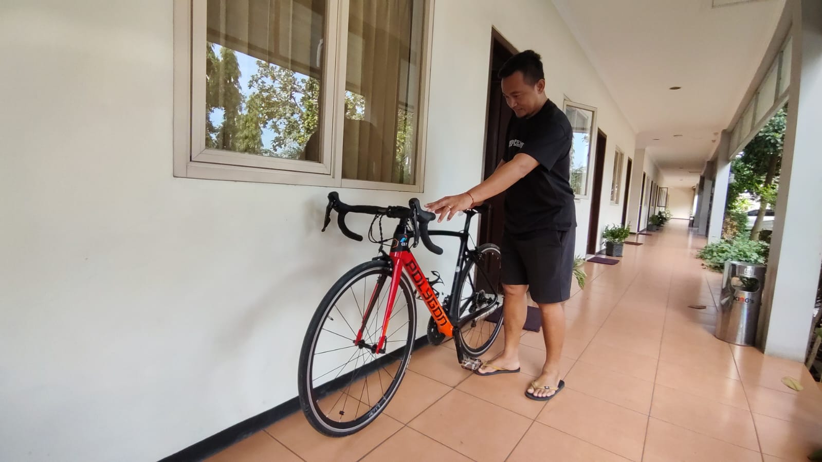 PERSIAPAN PULANG: Pelatih Persiku Denny Rumba mengecek kondisi sepedanya sebelum berangkat pulang ke Semarang.