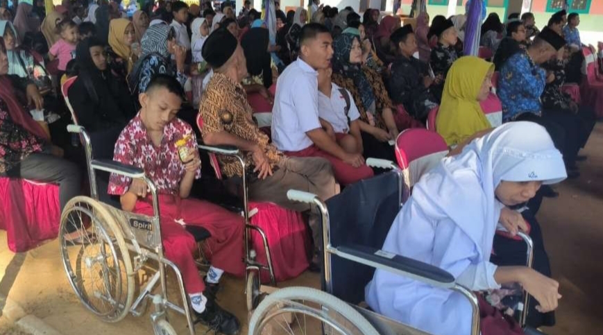 HIKMAT: Siswa-siswi SLB Negeri Kedungtuban ikuti kegiatan wisuda belum lama ini.