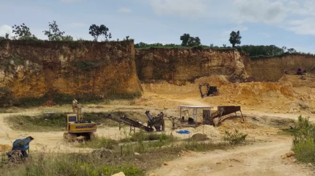 BEROPERASI: Sejumlah alat berat beroperasi di area galian c Blora baru-baru ini.