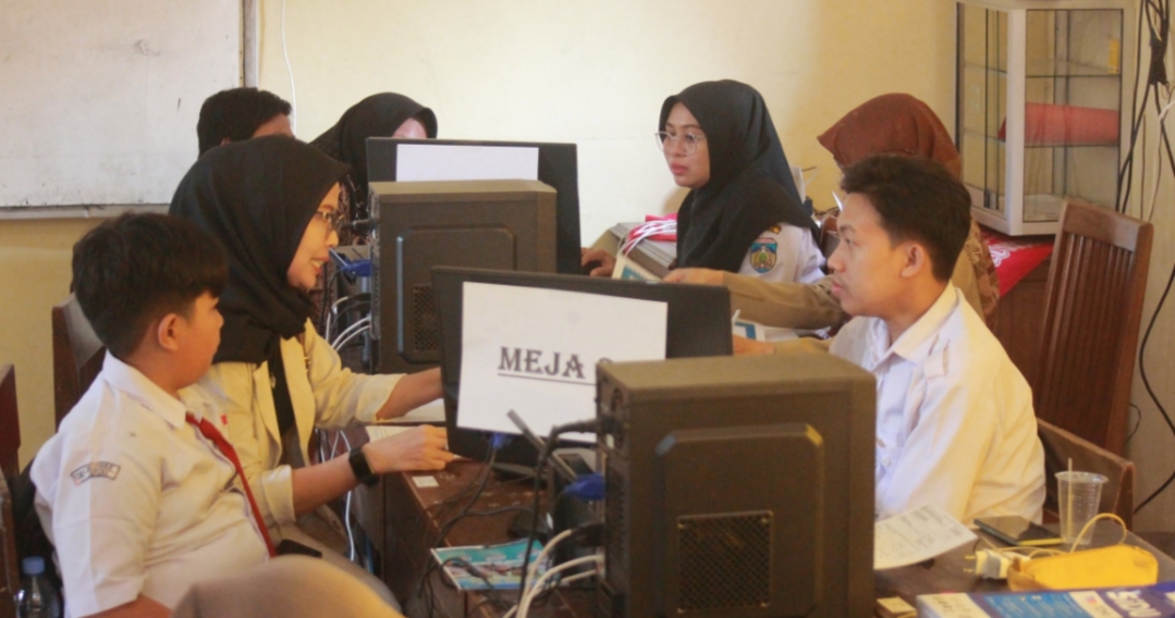 BELUM PENUH: Beberapa calon peserta didik berkonsultasi dengan operator sekolah saat pelaksanaan PPDB SMP negeri Jepara belum lama ini.