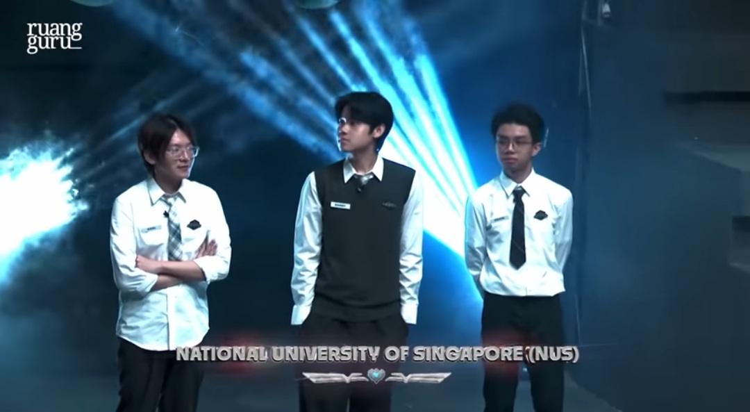 Tangkapan layar Youtube Official Ruangguru/3 peserta Clash of Champions  dari NUS memasuki pertandingan