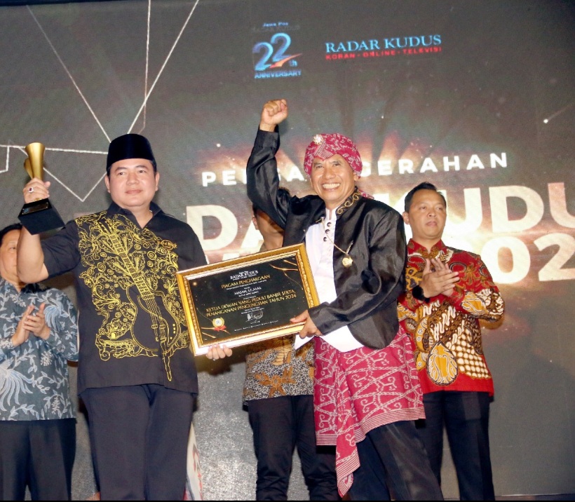 APRESIASI: Ketua DPRD Kudus Masan menerima piala dan piagam penghargaan Radar Kudus Award 2024 dari Direktur Jawa Pos Radar Kudus Baehaqi