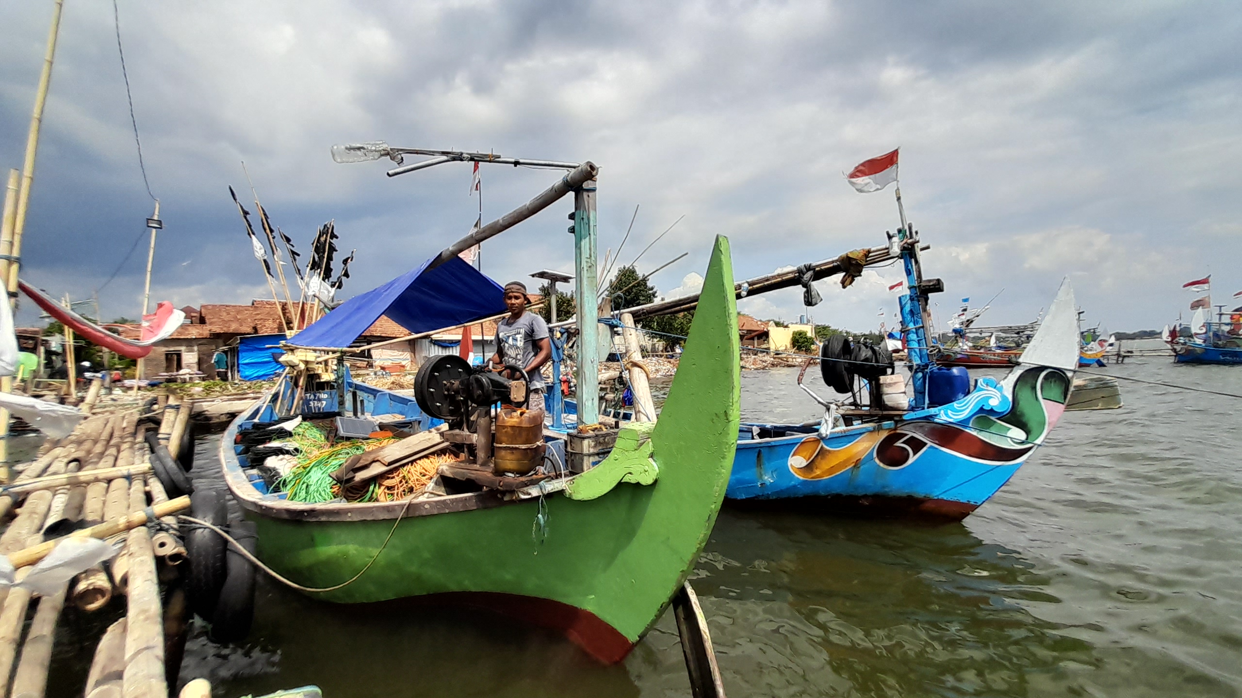 NIBROS HASSANI/JAWA POS RADAR KUDUS-- PERSIAPAN: Salah satu nelayan Demaan, Jepara  sedang mempersiapkan laut