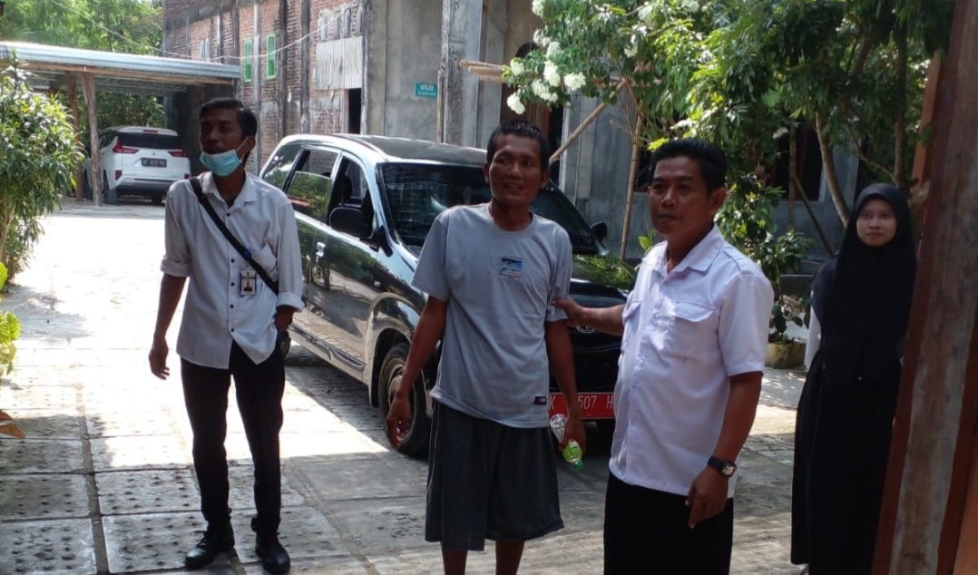 ANTAR: Pegawai Dinas Sosial Pemberdayaan Perempuan dan Perlindungan Anak (Dinsos P3A) saat mengantar seorang ODGJ ke Lembaga Kesejahteraan Sosial (LKS) Darul Hakim Kradenan.