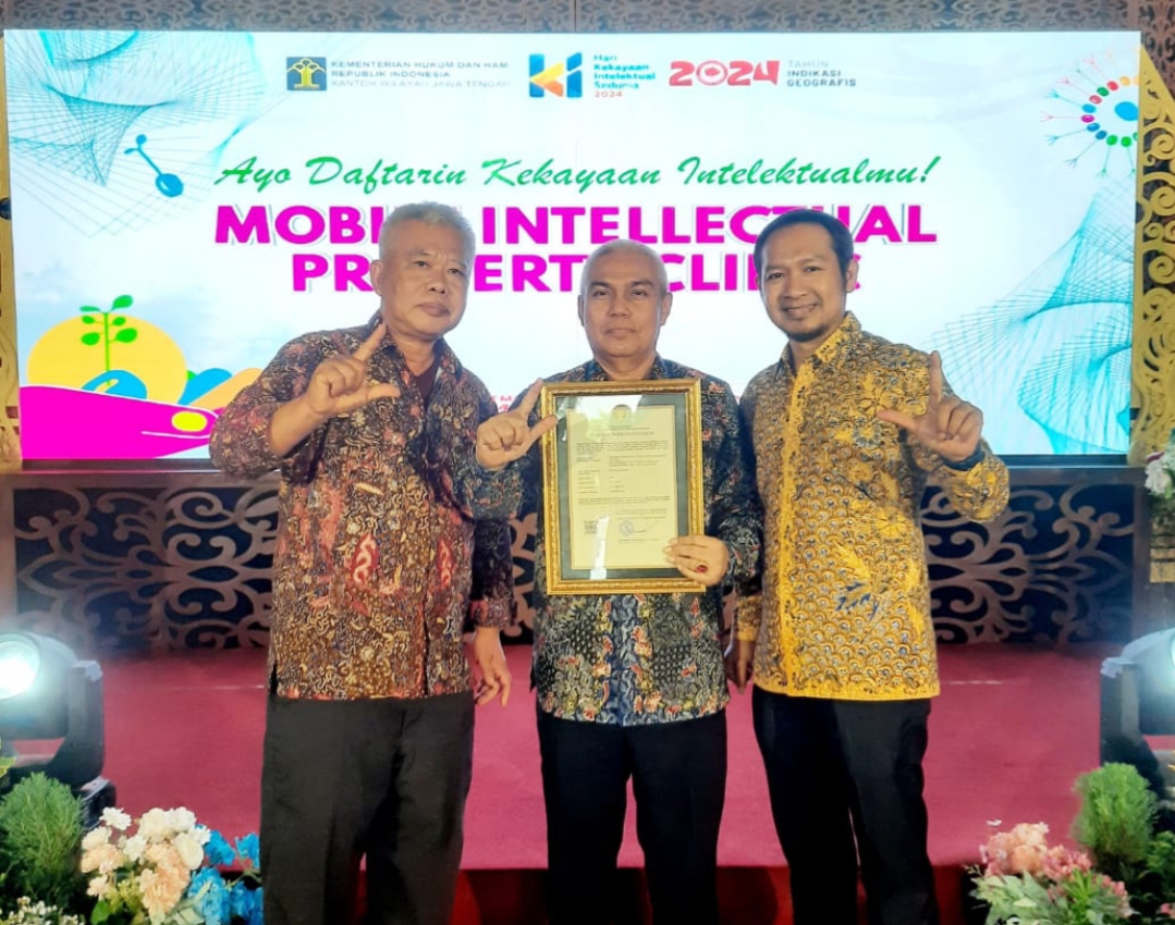 Ketua MPIG Batik Lasem Santoso, (dari kiri) Asisten Pembangunan, Kesra Sekda Rembang Agus Salim, dan Anggota DPRD Rembang Anjar Kristiawan membawa sertifikat Indikasi Geografis Batik Tulis Lasem.