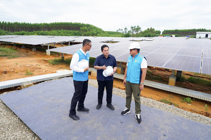 MENTERI BUMN Erick Thohir (tengah) diskusi bersama Wakil Menteri BUMN Kartika Wirjoatmodjo (kanan) dan Direktur Utama PLN Darmawan Prasodjo (kiri) saat mengunjungi PLTS IKN, di Penajam Paser Utara.