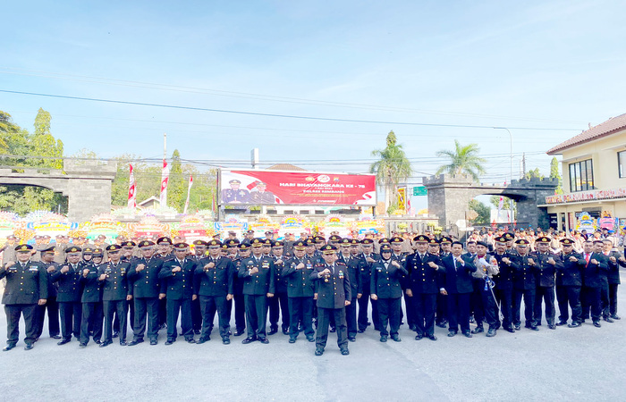 SEMANGAT: Wakapolres Kompol Muhammad Fadhlan salam komando bersama PJU Polres Rembang, Kapolsek Jajaran Polres Rembang, personel Polres Rembang usai upacara HUT ke-78 Bhayangkara