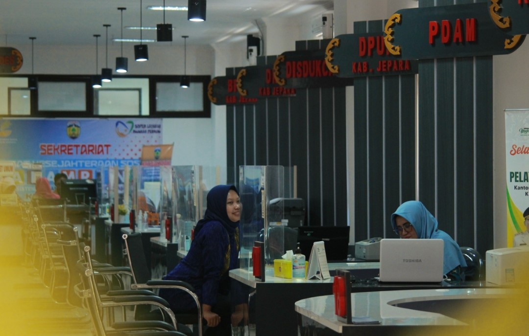 MOH. NUR SYAHRI MUHARROM/RADAR KUDUS-- SEPI: Pengunjung berkonsultasi di salah satu gerai yang masih buka di MPP Jepara.