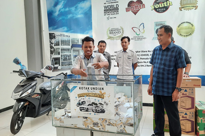 SELAMAT: Disaksikan Direktur Radar Kudus Baehaqi, Manajer Pemasaran Darul Ismawan, dan Manajer Periklanan&nbsp;Ugik&nbsp;WP.