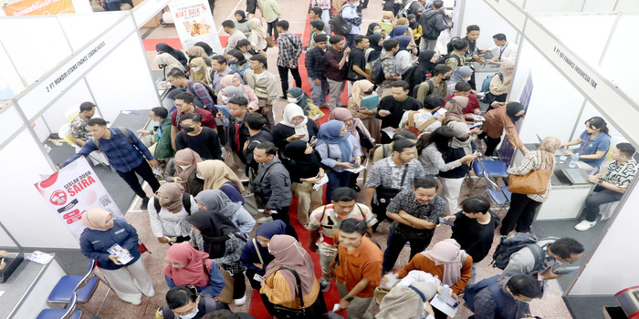 MENCARI KERJA: Para pencari kerja berebut mendaftarkan dirinya di stan-stan pabrik dan instansi saat diadakan job fair di Kampus UMK beberapa waktu lalu.