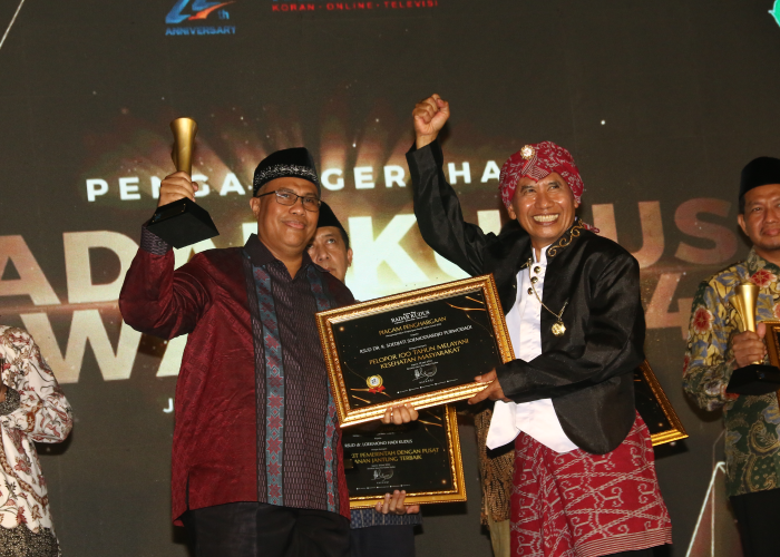 TERIMA PENGHARGAAN: Direktur RSUD R Soedjati Purwodadi Edi Mulyanto menerima Radar Kudus Award 2024 di Jepara belum lama ini.