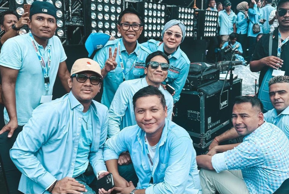 Artis Gading Martin berfoto bersama teman artis lainnya dalam acara kampanye Prabowo-Gibran. Foto: Instagram @gadiiing