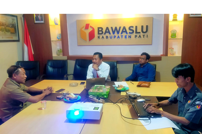 TELUSURI: Ketua Bawaslu Kabupaten Pati Supriyanto memeriksa kepala desa terkait dugaan pelanggaran pemilu belum lama ini.