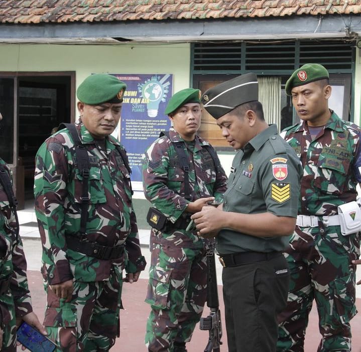DISIPLIN: Handphone para personel Kodim Jepara dicek sebagai antisipasi pengguna judi online dan pinjaman online/Foto: KODIM JEPARA UNTUK RADAR KUDUS