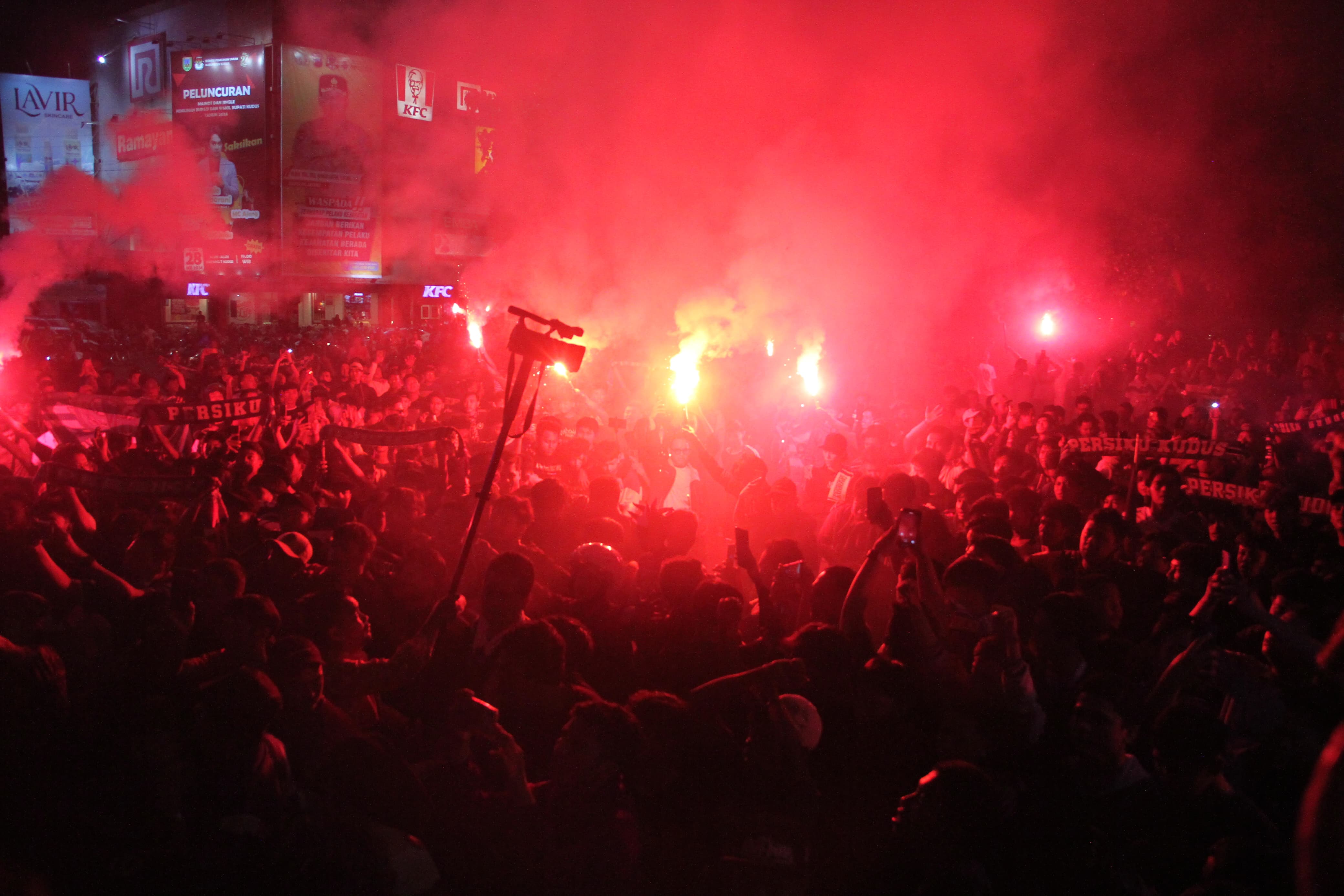 MENYALA ABANGKU&hellip;: Aksi SMM suporter Persiku saat turun ke jalan menyambut kedatangan tim kesayangannya yang berhasil promosi ke Liga 2.