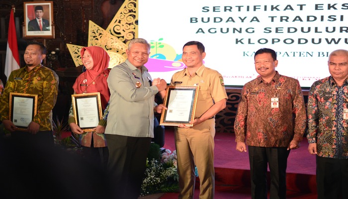 PENYERAHAN: Asisten 1 Pemerintahan dan Kesejahteraan Rakyat Sekda Kabupaten Blora menerima sertifikat KIK.