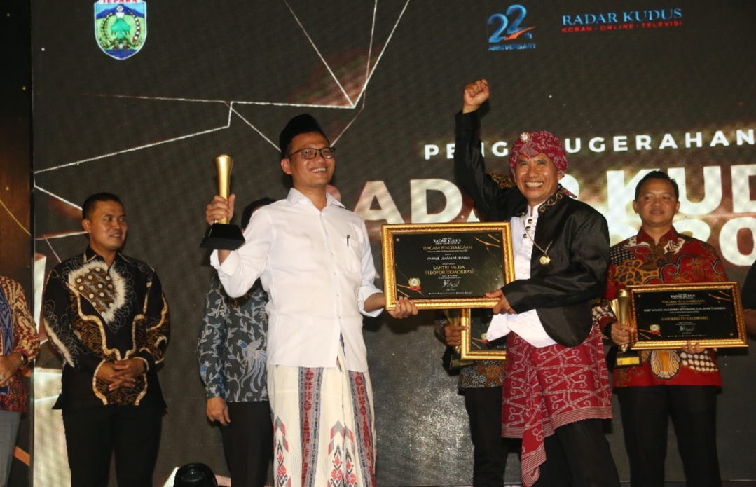 PENGHARGAAN: Ketua DPC PPP Rembang, Zaimul Umam Nursalim (Gus Umam) mendapat penghargaan Radar Kudus Award 2024 baru-baru ini.