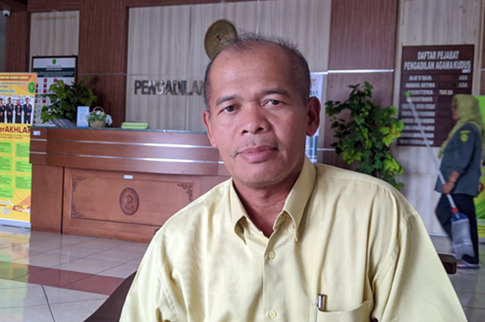 KASUS GUGAT CERAI: Panitera Muda Pengadilan Agama Kabupaten Kudus Kholil.