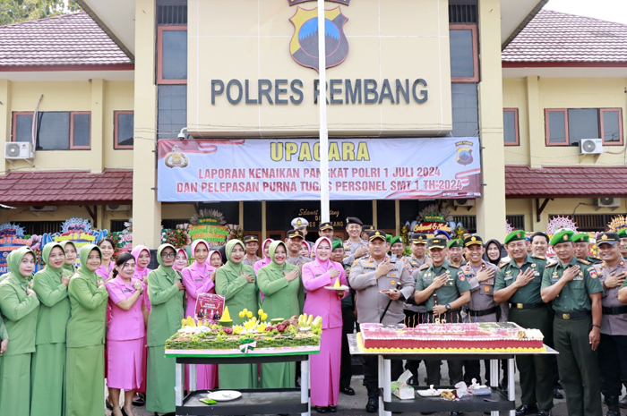 SALING DUKUNG: Kapolres Rembang, AKBP Suryadi bersama Dandim Dandim 0720/Rembang Letkol Inf Yudhi Yahya dan jajaran foto bersama usai memberikan surprise kue ulang tahun HUT ke 78 Bhayangkara kemarin.