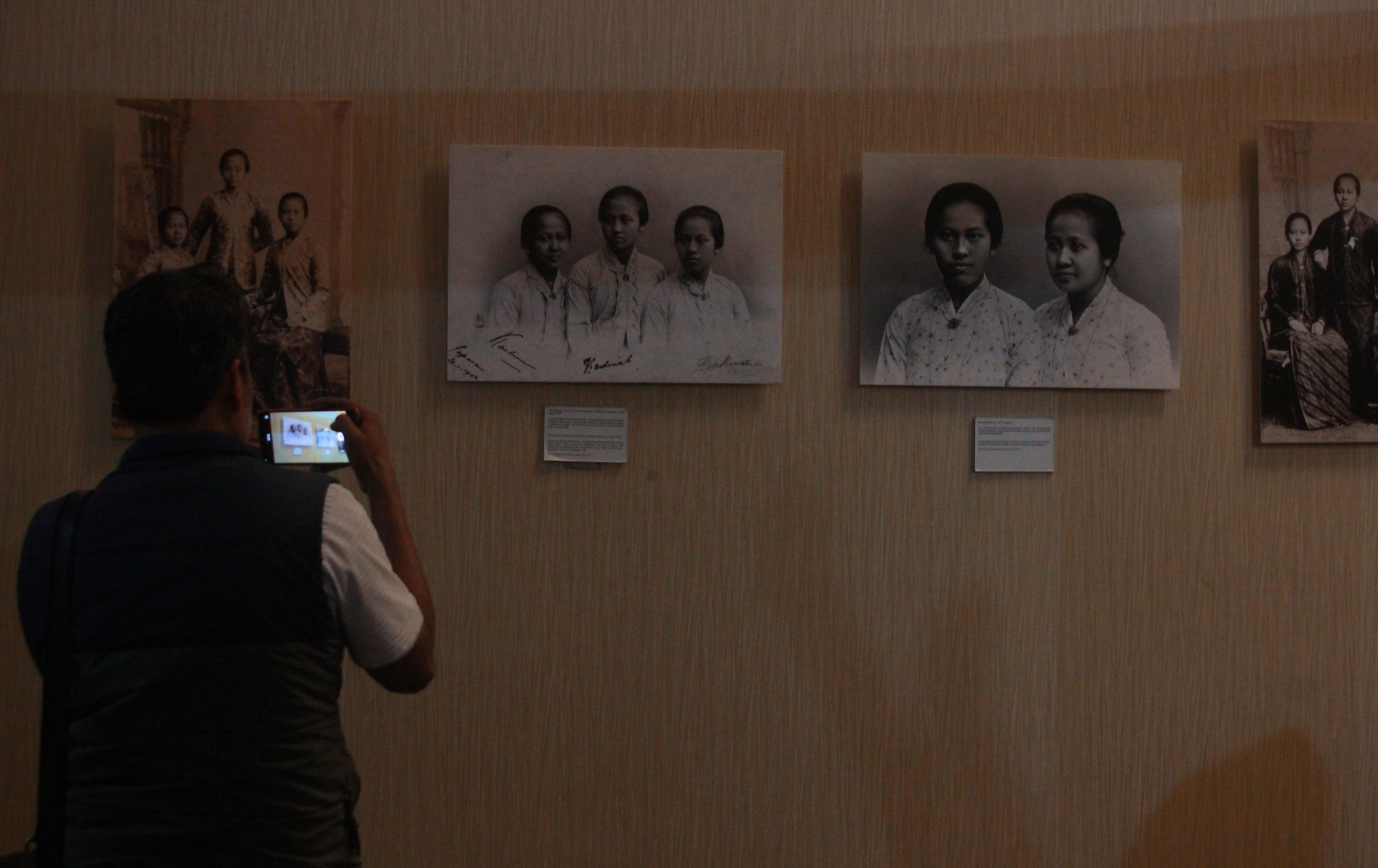 MENARIK: Salah seorang pengunjung mengamati beberapa foto yang terpajang di Museum RA Kartini. Foto: MOH. NUR SYAHRI MUHARROM/RADAR KUDUS