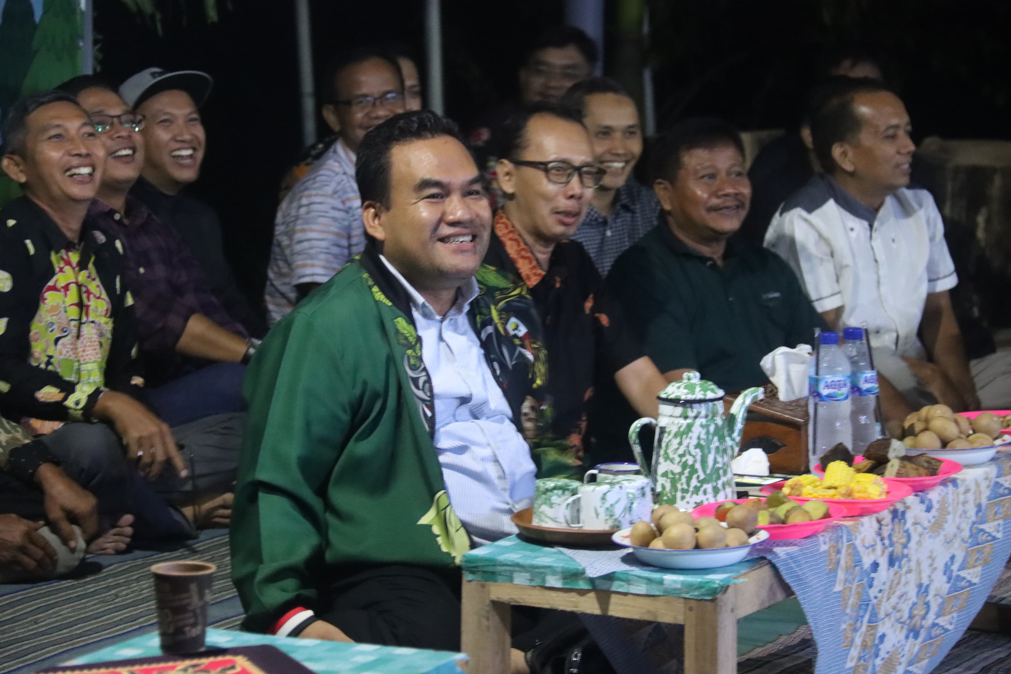 ANTUSIAS: Bupati Blora Arief Rohman saat bagi-bagi sembako dan persiapan Ngecamp di Bangowan. Foto: PROKOMPIM PEMKAB BLORA UNTUK RADAR KUDUS
