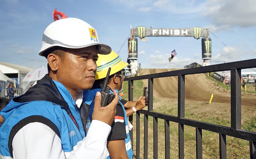 JAGA KEANDALAN: Petugas PLN siap siaga berjaga pada MXGP Sirkuit Selaparang, Lombok.