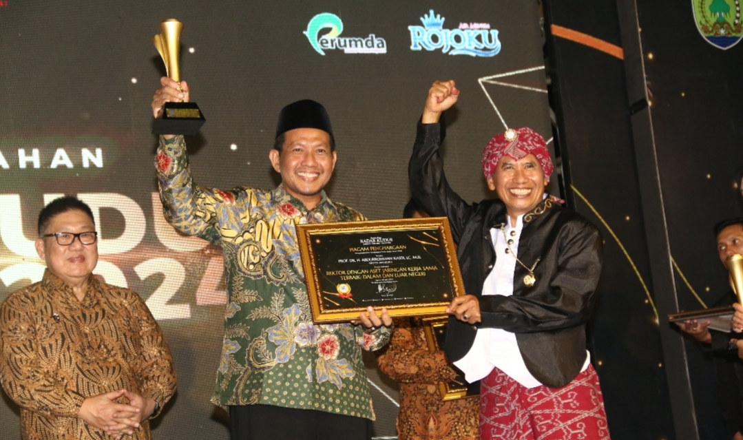PENGHARGAAN: Rektor IAIN Kudus Prof. Dr. H. Adurrohman kasdi, Lc., M.Si mendapat penghargaan Radar Kudus Award 20204 kategori Rektor dengan Aset Jaringan Kerjasama Terbaik Dalam dan Luar Negeri.