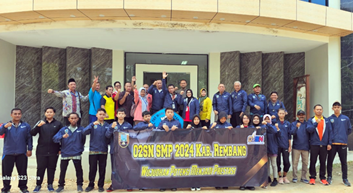 SEMANGAT BARU: Kabid Pembinaan SMP, Isti Choma Wati melepas keberangkatan atlet O2SN, Jumat (5/7).